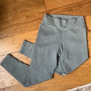 NWOT Aerie Green Ribbed 7/8 Leggings, Medium